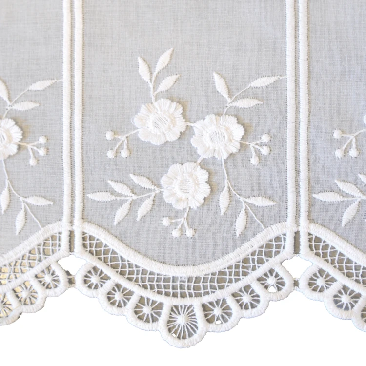 Brise-bise brodé à motifs floraux
