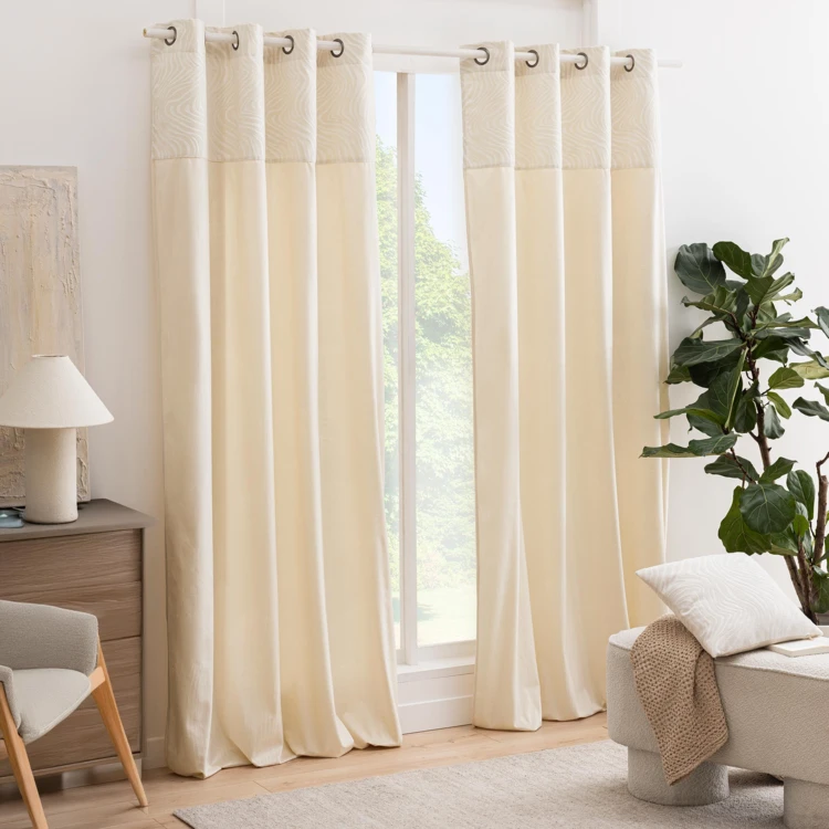 Cortina difusora de veludo com ilhós e faixa em jacquard com padrão de zebra