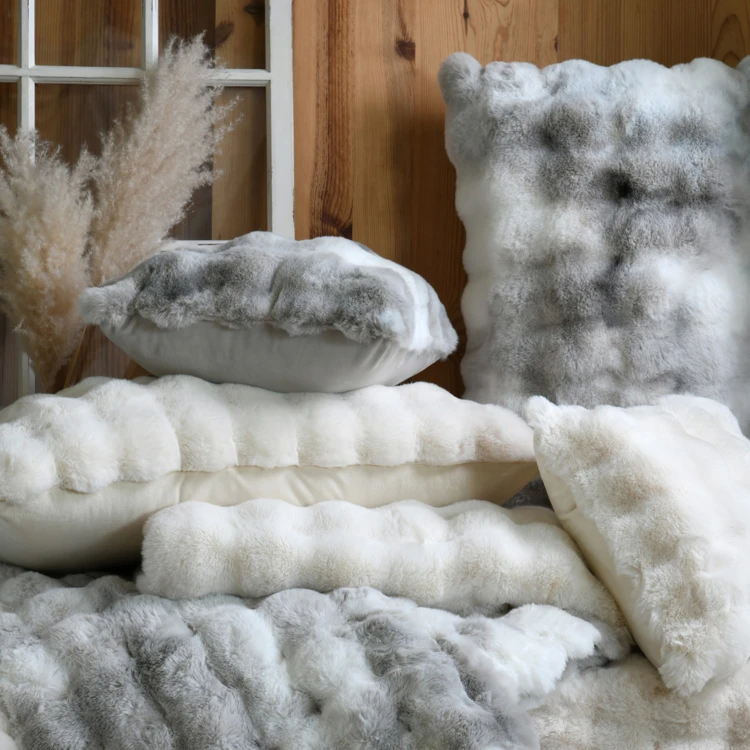 Coussin déhoussable imitation fourrure