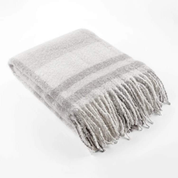 Plaid mit Wolloptik, Karomuster und Fransen