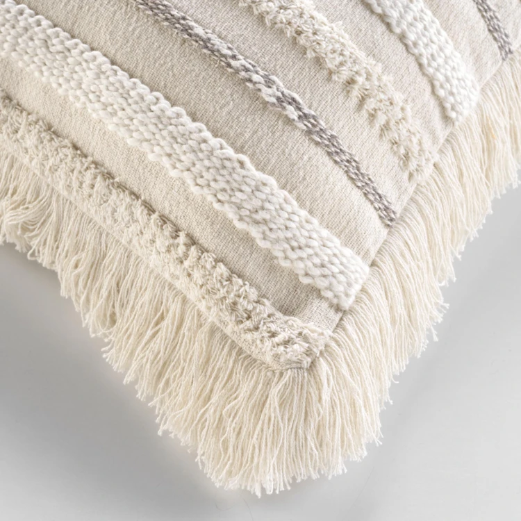 Coussin déhoussable en coton tissé avec franges et rayures en relief