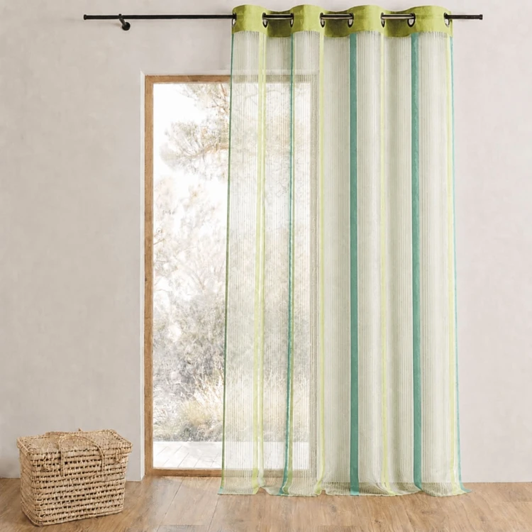 Cortina de organza com riscas verticais e forro
