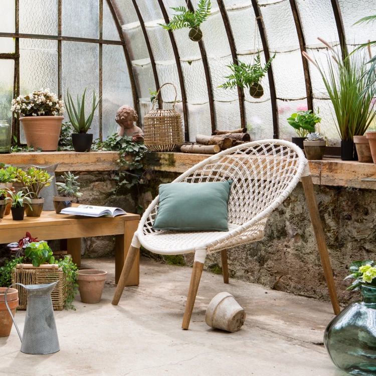 Sillón de macramé con patas de madera