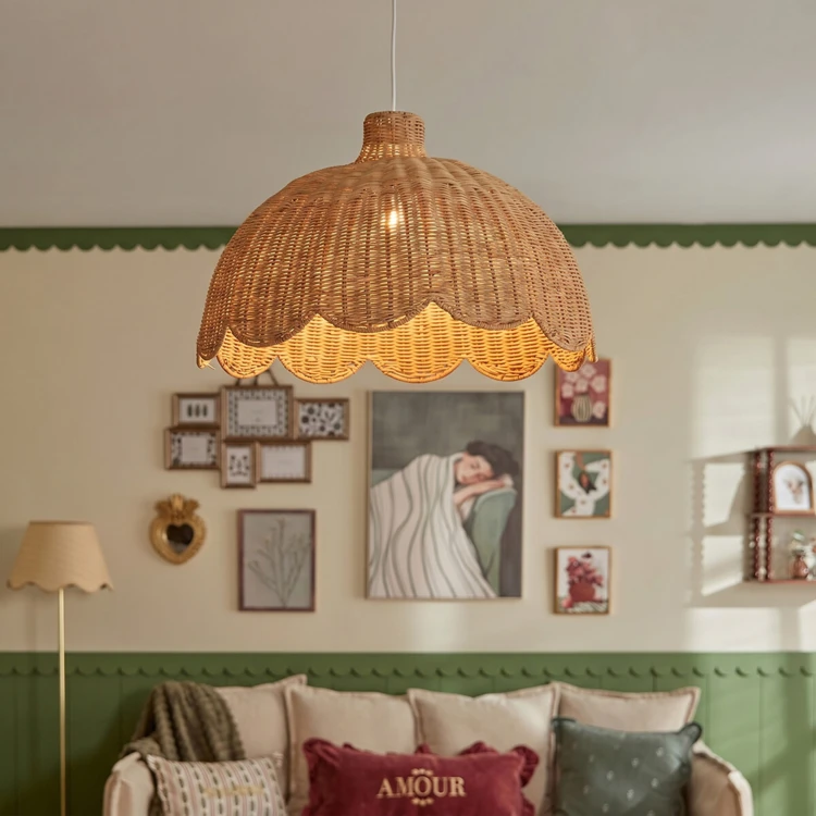 Hanglamp van gevlochten rotan met geschulpte rand