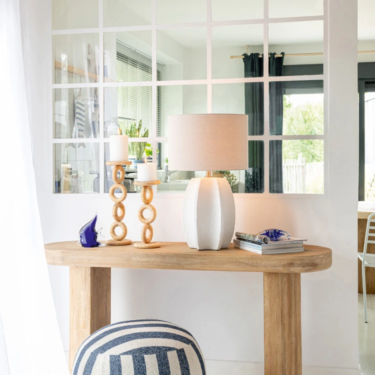 Candeeiro de mesa em cerâmica com base esculpida