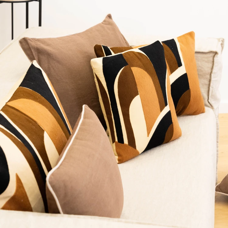 Coussin brodé en relief motif abstrait