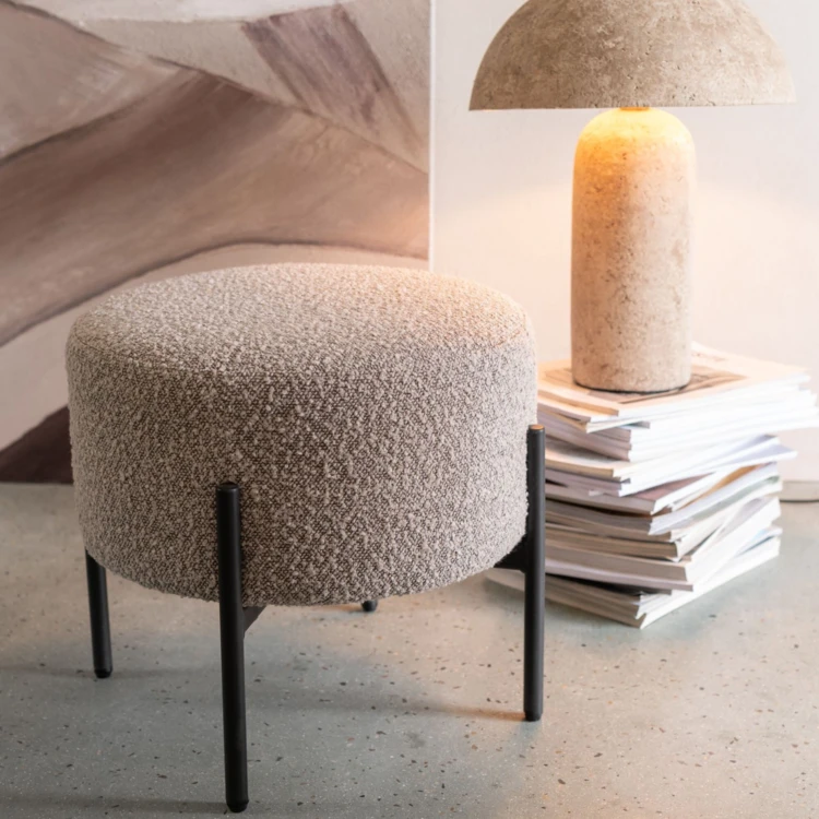 Petit tabouret rond en bois et tissu bouclette