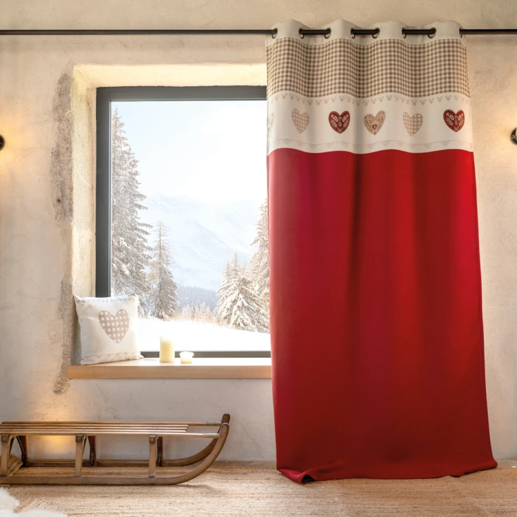 Cortina em jacquard com ilhós e motivos em coração