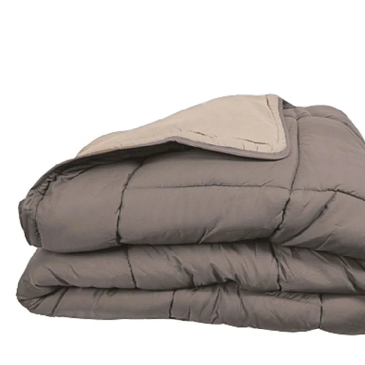 Couette légère réversible bicolore en microfibre 200 gr/m²