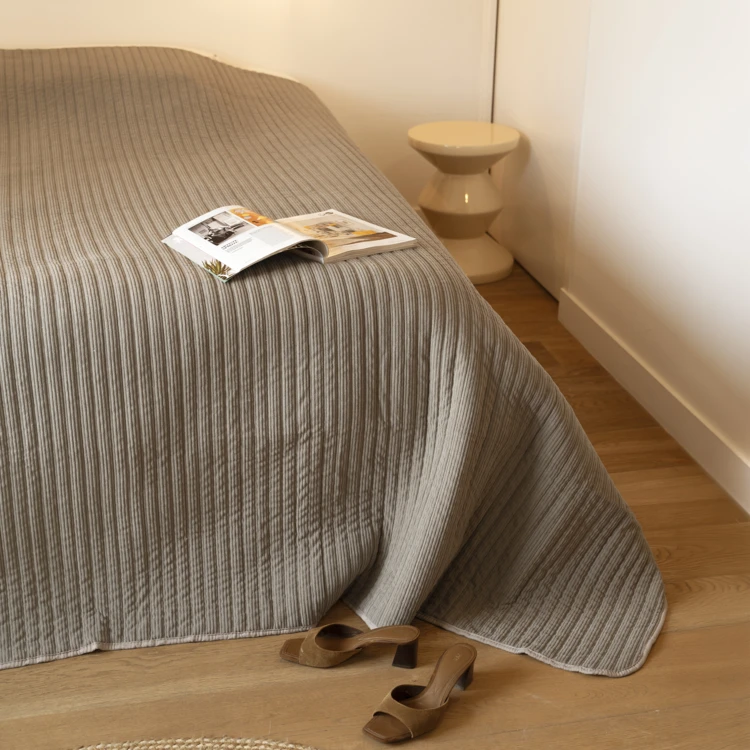 Gesteppte Tagesdecke aus Cord