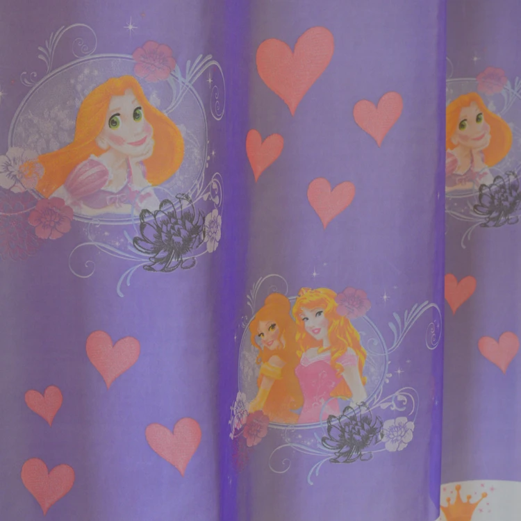 Cortina transparente estampada com motivos de princesas