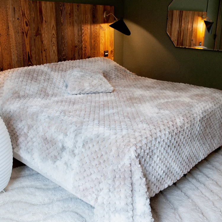 Plaid oder Bettüberwurf Pelzimitat mit Rautenrelief