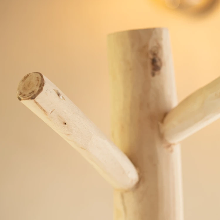 Perchero de madera natural sobre trípode