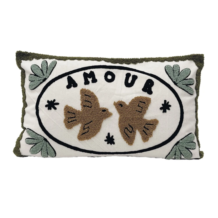 Coussin brodé avec motif oiseaux et "amour"