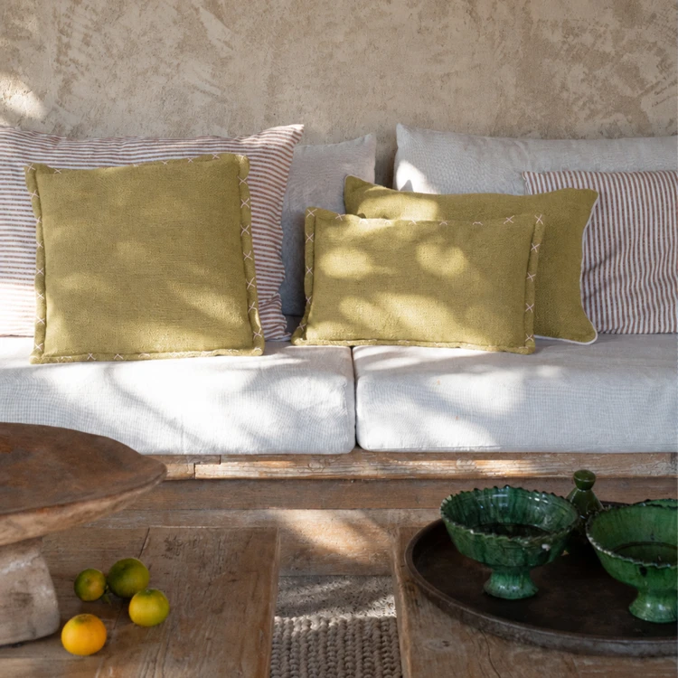 Housse de coussin brodée avec motifs en croix
