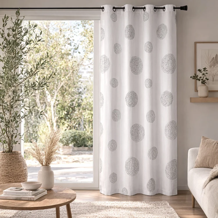 Cortina de shantung branco, bordada com círculos mistos