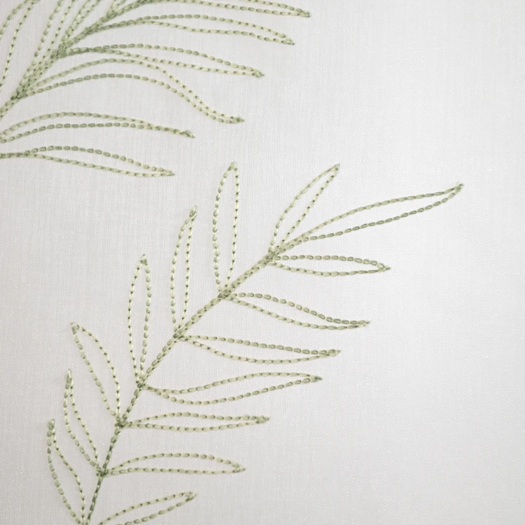 Par de cortinados com folhas bordadas