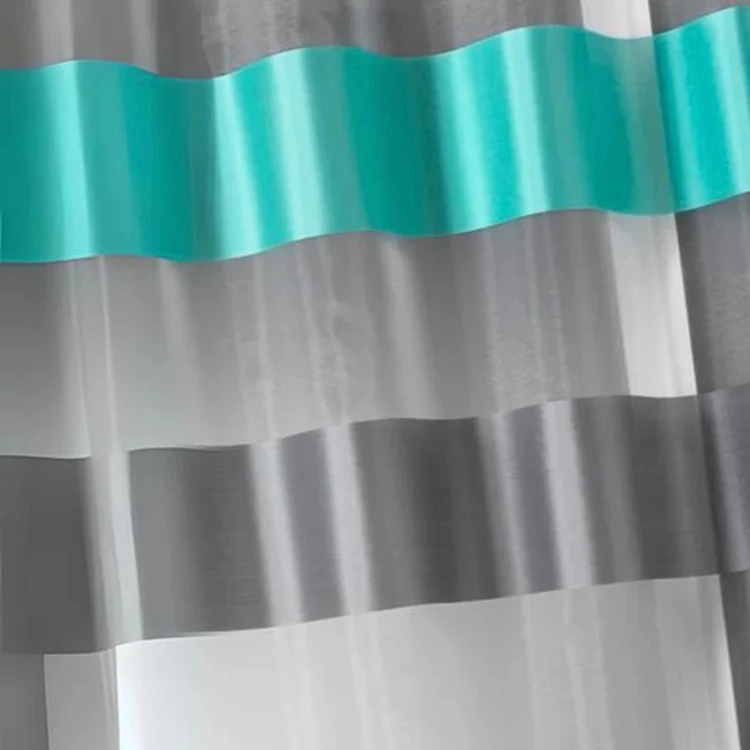 Vorhang mit breiten horizontalen Streifen aus zwei Materialien