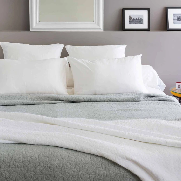 Dessus de lit matelassé en polycoton relief texturé
