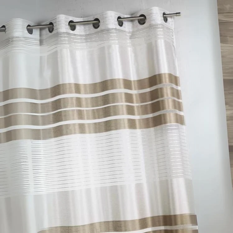 Vorhang mit bunten horizontalen Streifen