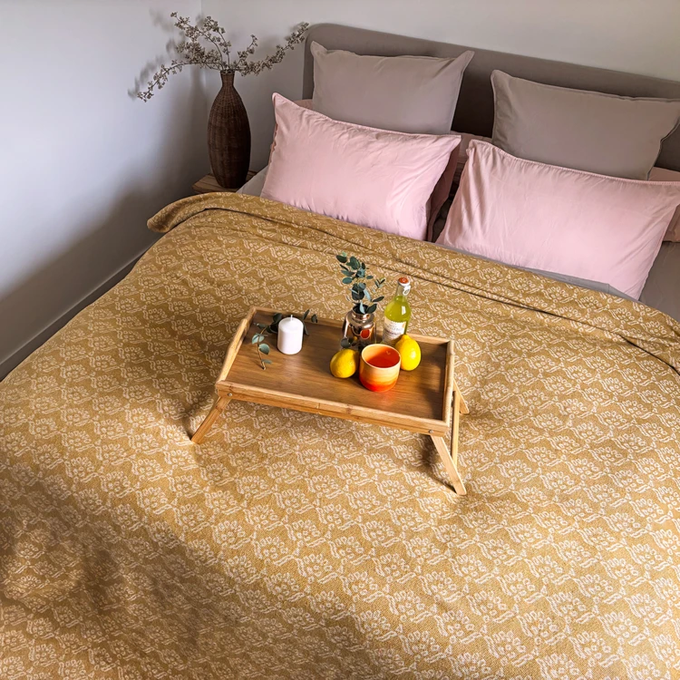 Jacquard-Bettüberwurf mit Blumenmuster