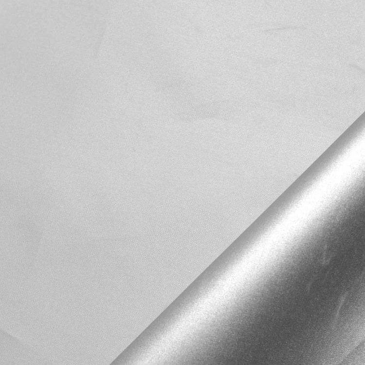 Fodera oscurante e termica con occhielli