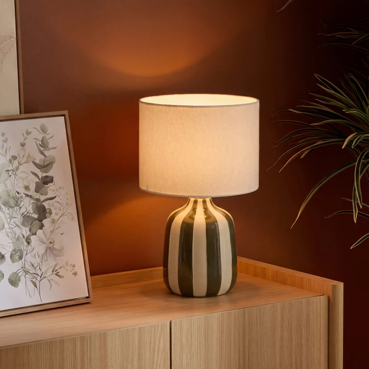 Tischlampe aus gestreifter Keramik mit Stoffschirm