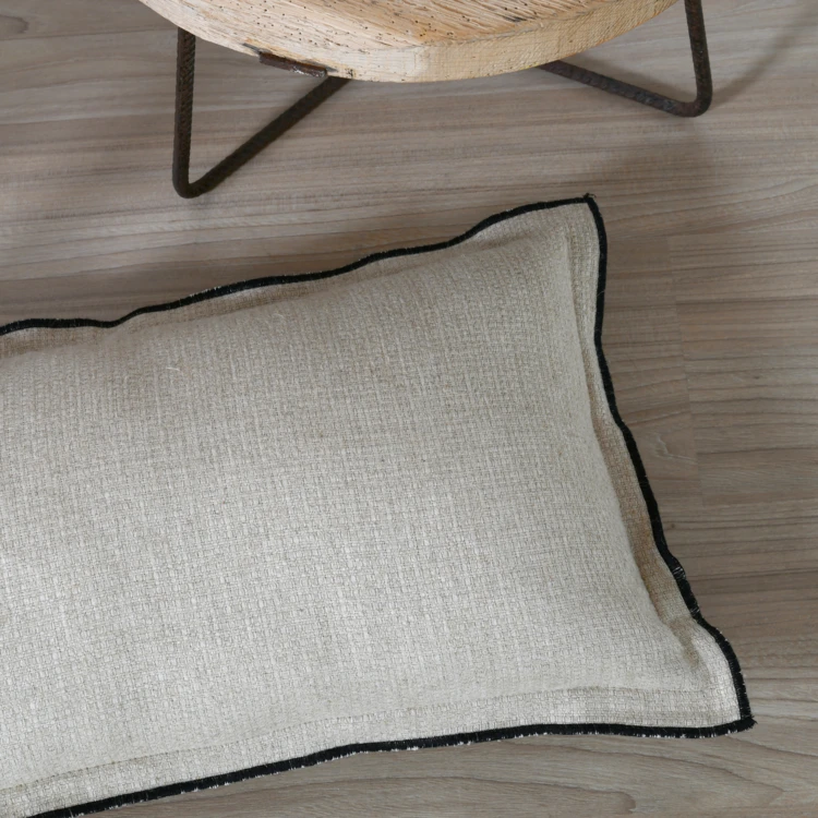Coussin  poly-lin volant plat feston noir