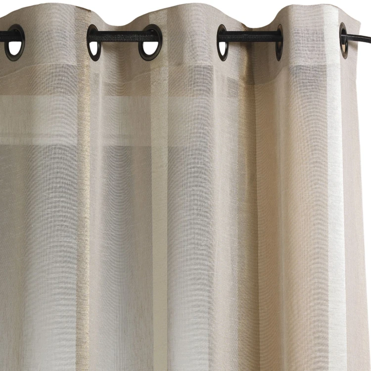 Cortina leve e discreta com riscas verticais