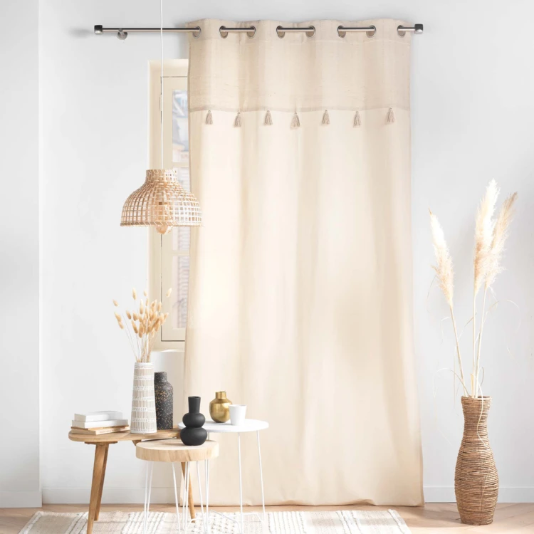 Tenda ad occhiello con top metallico e nappe