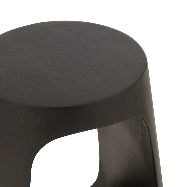 Couchtisch aus Mangoholz mit modernem Design