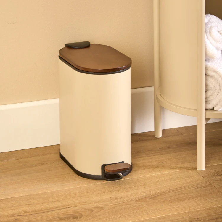 Caixote do lixo de casa de banho com pedal, em aço e bambu, com fecho «soft close»