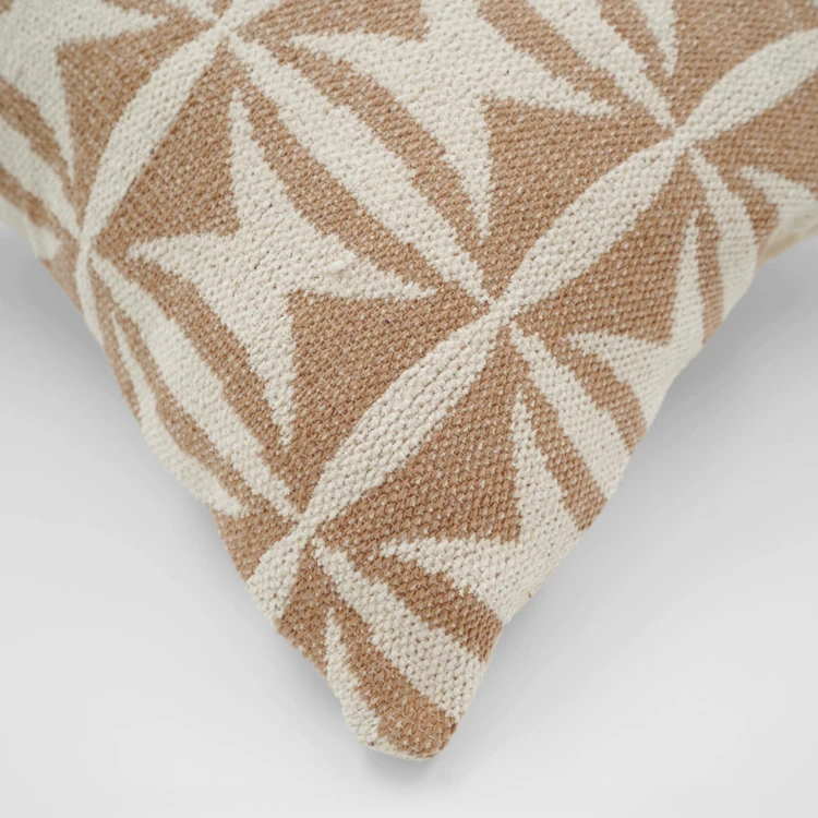 Almofada decorativa em jacquard com padrão geométrico