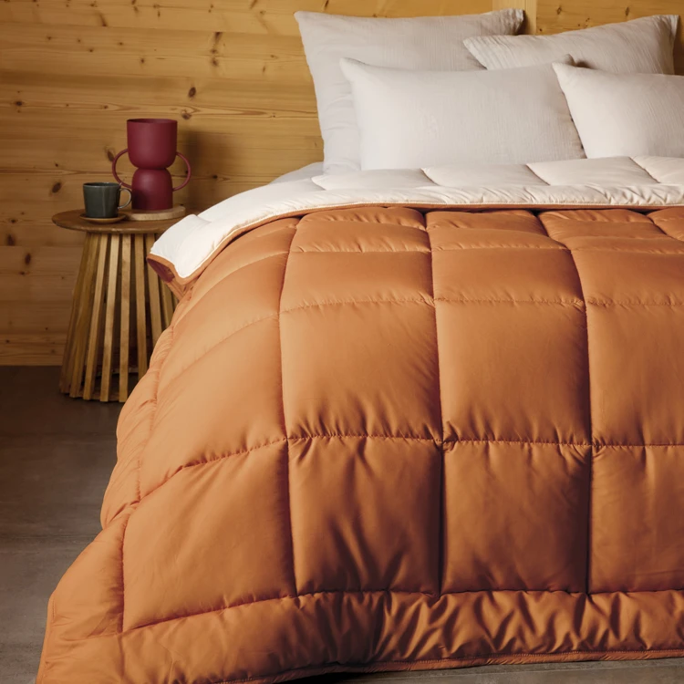 Couette légère réversible bicolore en microfibre 200 gr/m²