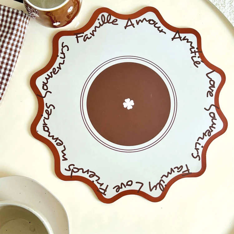 Set de table rond rigide avec écriture décorative