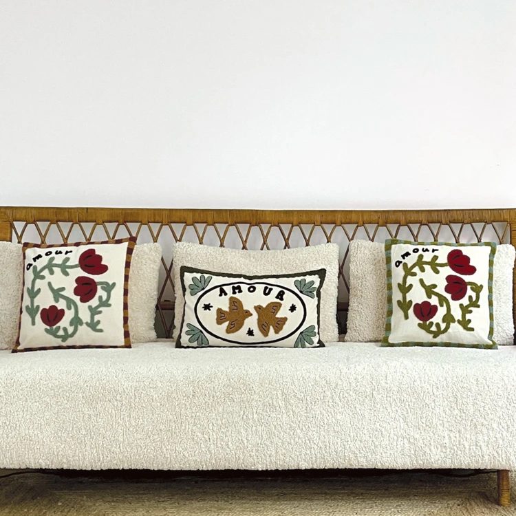 Coussin brodé avec motif oiseaux et "amour"