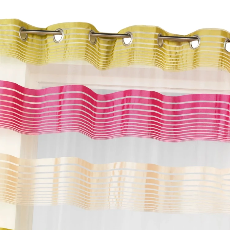Organza-Vorhang mit feinen, farbigen Querstreifen