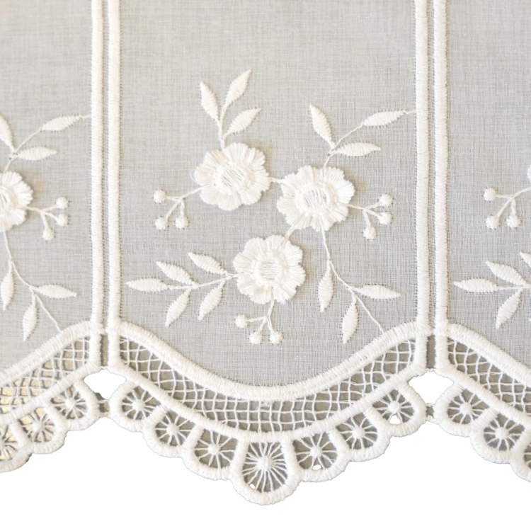 Brise-bise brodé à motifs floraux