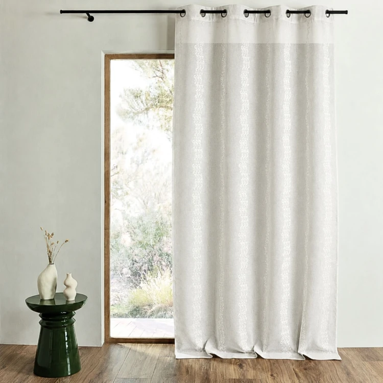 Tenda trasparente ricamata con sottili righe verticali stilizzate