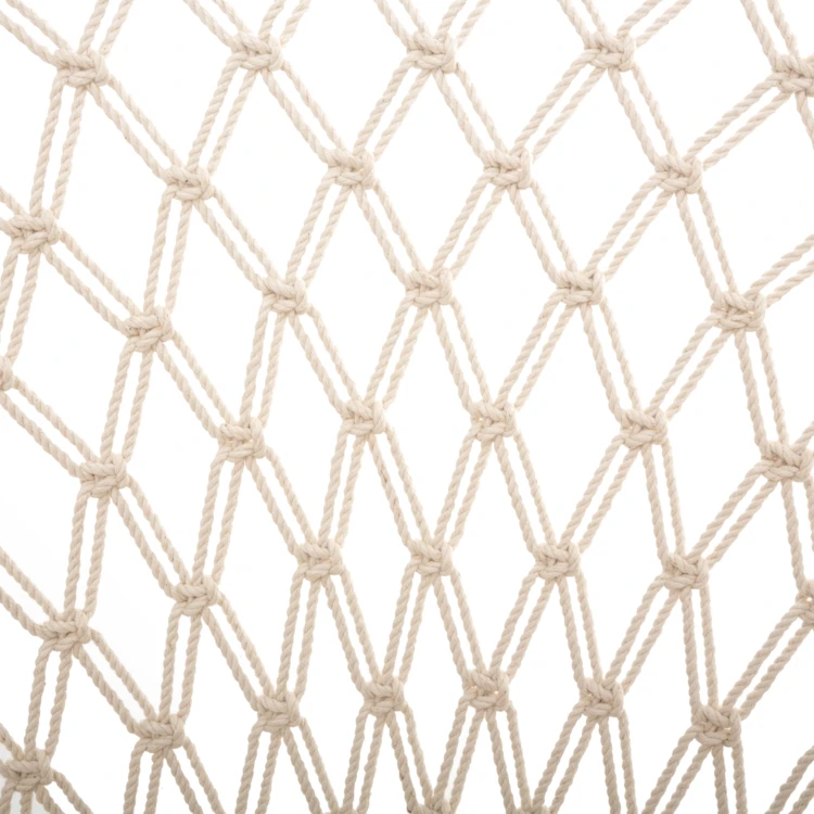 Sillón de macramé con patas de madera