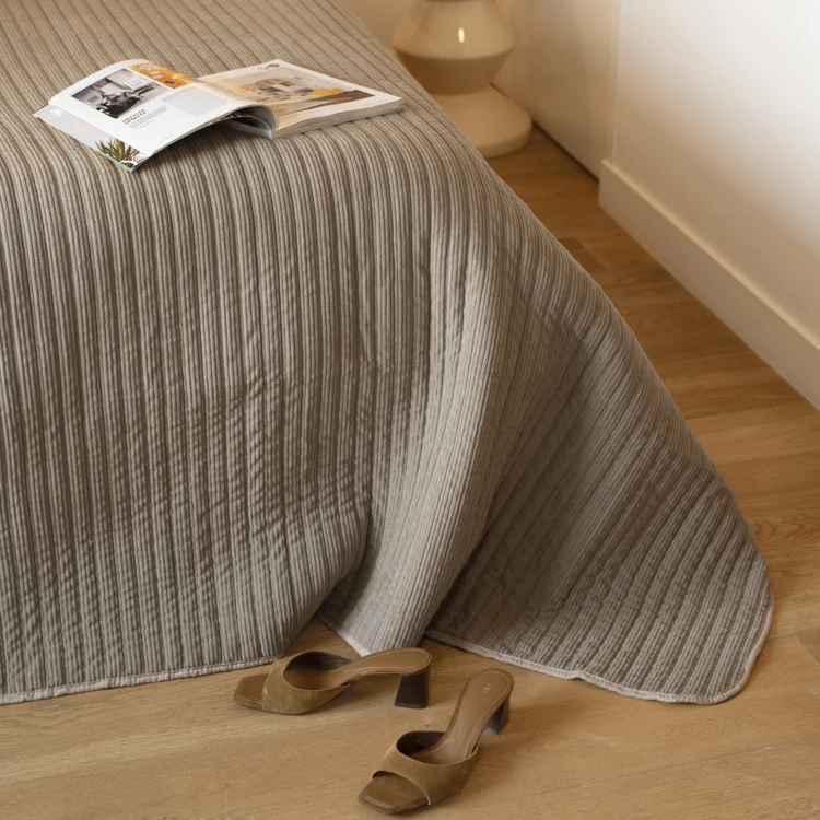Gesteppte Tagesdecke aus Cord