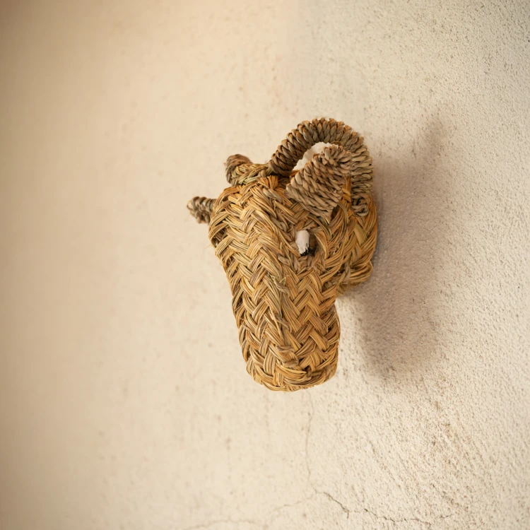 Decoração de parede com cabeça de cabra em palha