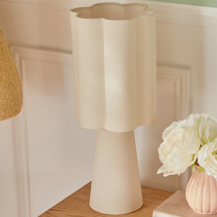 Candeeiro de mesa de design com abajur ondulado