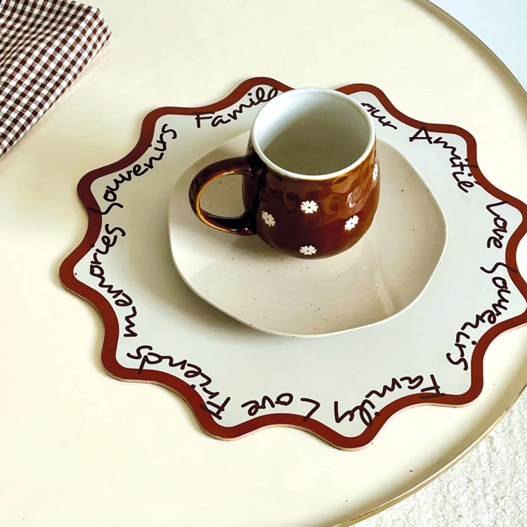 Set de table rond rigide avec écriture décorative