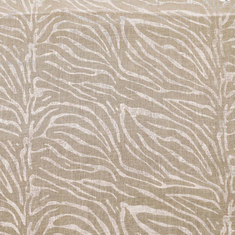 Cortina translúcida com ilhós, em tecido de voile com padrão zebrado
