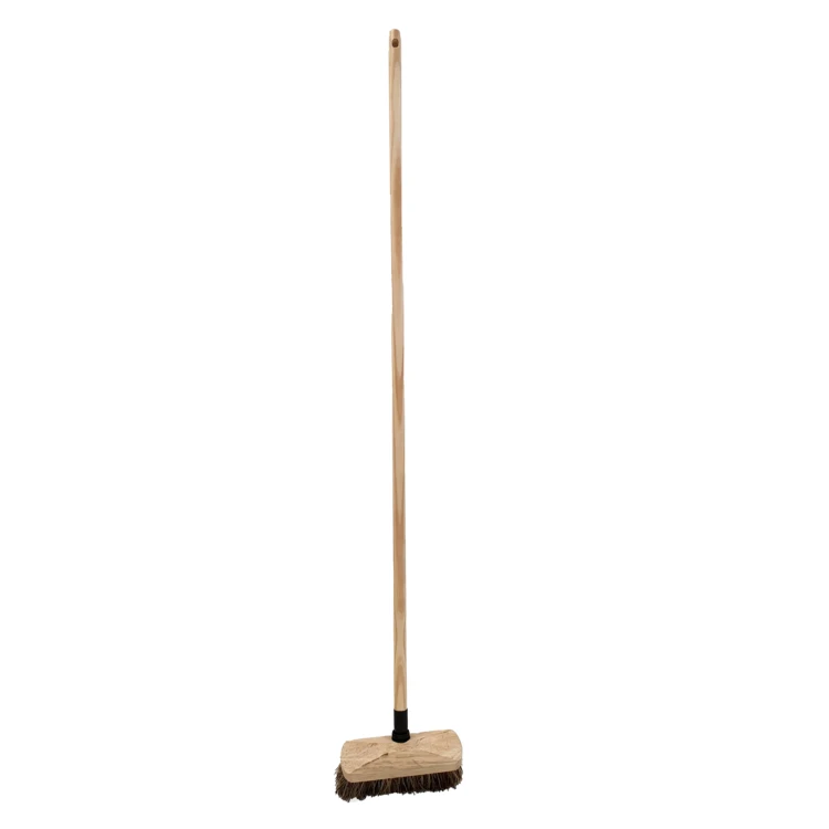 Schrubber mit Holzstiel und Pflanzenfasern