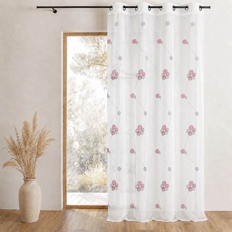 Cortina transparente bordada com motivos florais circulares e linhas onduladas