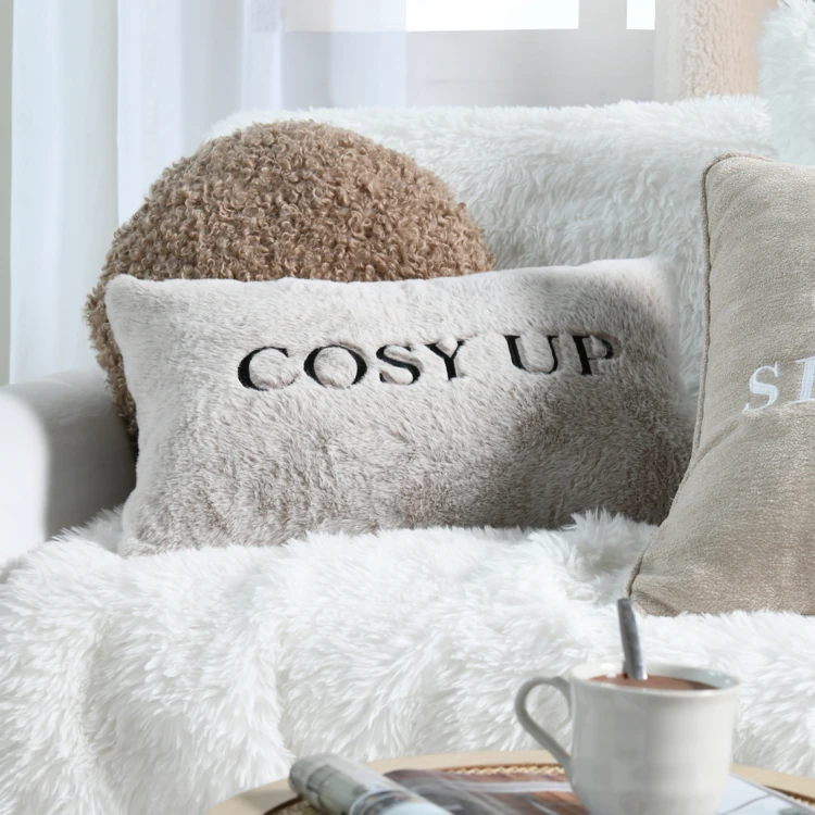 Coussin imitation fourrure brodé "Cosy up"