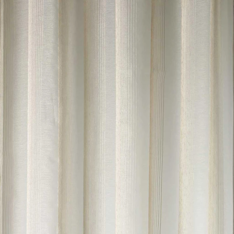 Cortina transparente com riscas verticais finas tom sobre tom