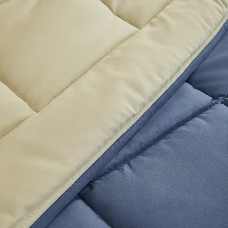 Couette légère réversible bicolore en microfibre 200 gr/m²